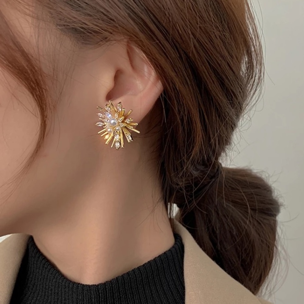 Gold Plated Crystal Pearl Flower Elegant Earrings - Picture 4 of 4